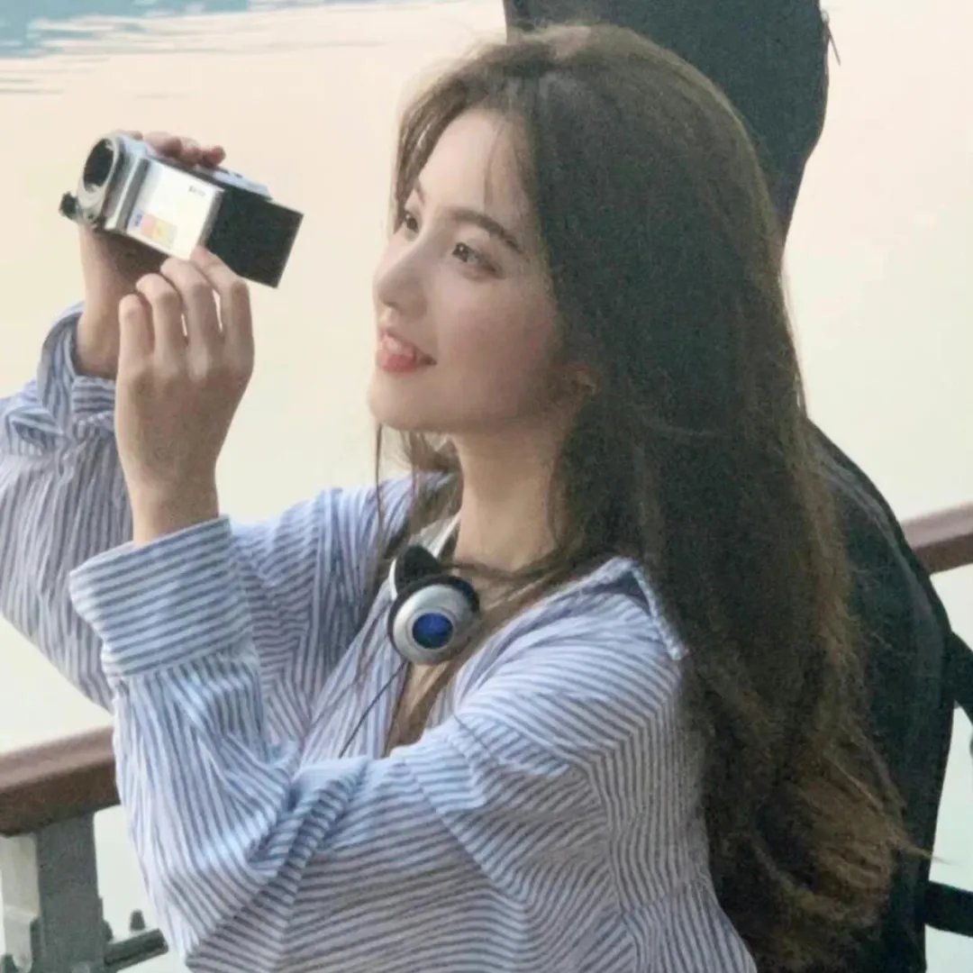 鉴宝神手，我靠赌石咸鱼翻身